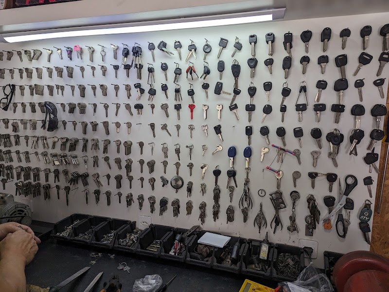 Chaveiro Curitiba ALERTA 24 horas - Chaveiro em Centro, Curitiba/PR - Foto 2