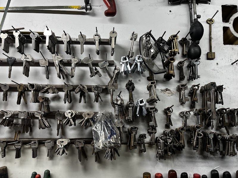 Chaveiro Central Curitiba - Chaveiro em Portão, Curitiba/PR - Foto 3