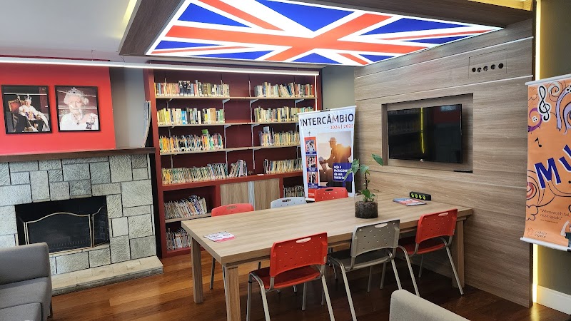 Cultura Inglesa - Escola de Idiomas em Cristo Rei, Curitiba/PR - Foto 2